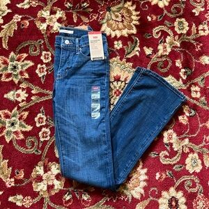 NWT Levi’s 315 Shaping Bootcut Dark Wash jeans, size 2. Waist 26 inseam 32
